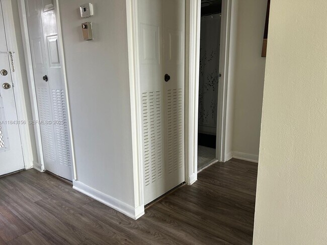 Foto del edificio - 2851 Somerset Dr