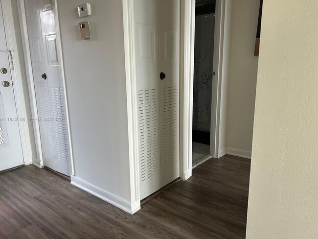 Building Photo - 2851 Somerset Dr