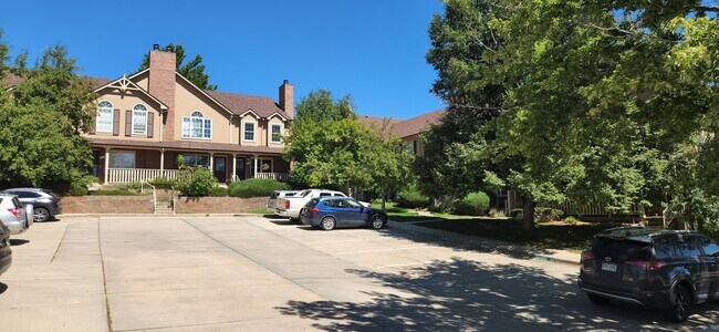 Estacionamiento reservado en el lote - 415 Pheasant Run