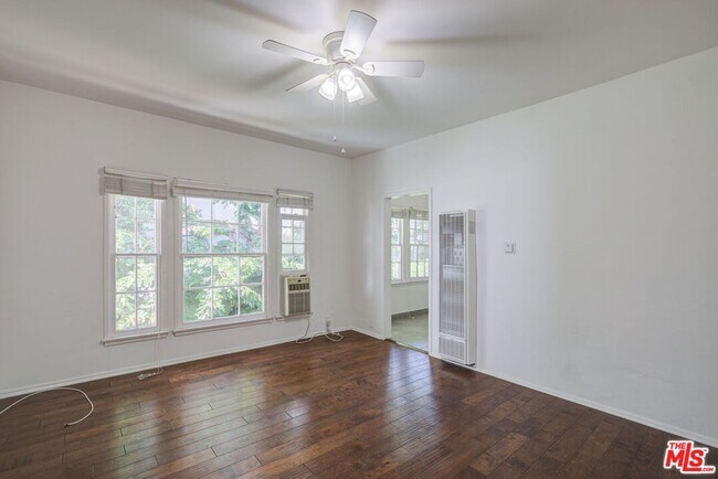 Foto del edificio - 963 N Doheny Dr