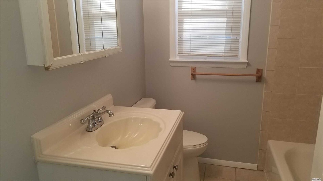 35 Austin Ave, Amityville, NY 11701 House Rental in Amityville, NY