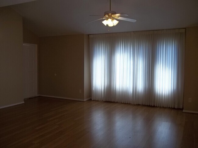 Foto del edificio - 6339 N Delbert Ave