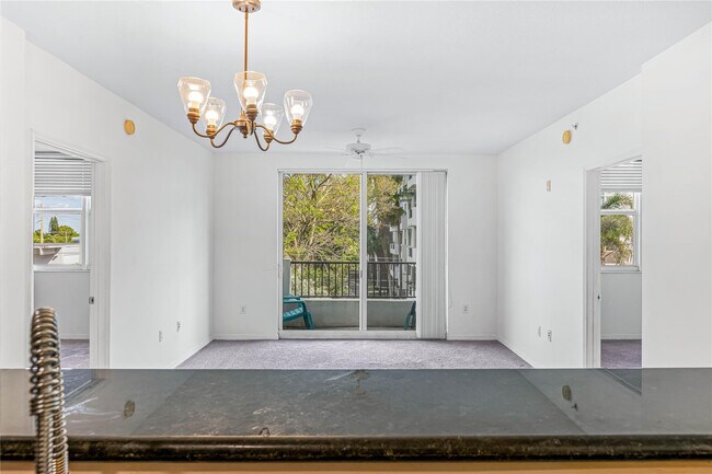 Foto del edificio - 2421 NE 65th St