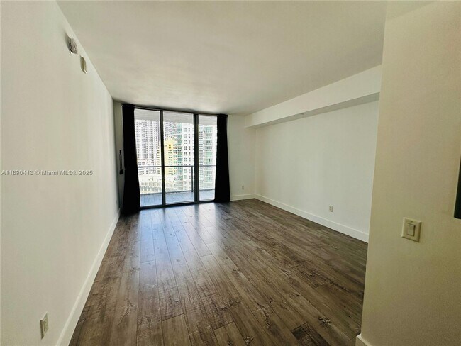 Foto del edificio - 1300 Brickell Bay Dr
