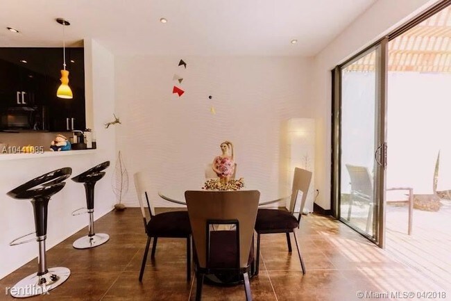 Building Photo - 2 br, 2 bath House - 1735 Michigan Ave # 101