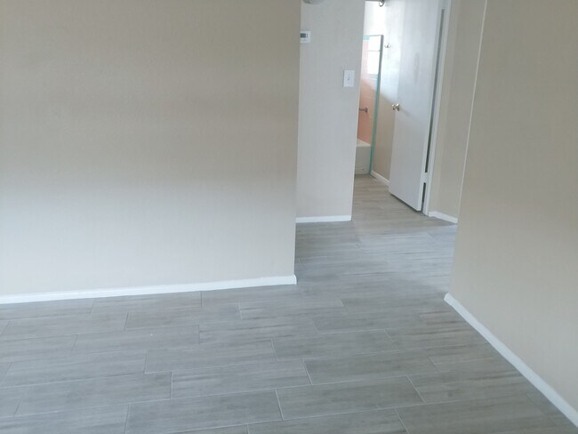 Foto del edificio - For Rent in Youngtown. Upgraded Kitchen, Tile, Carpet, Covered Parking, Single Level