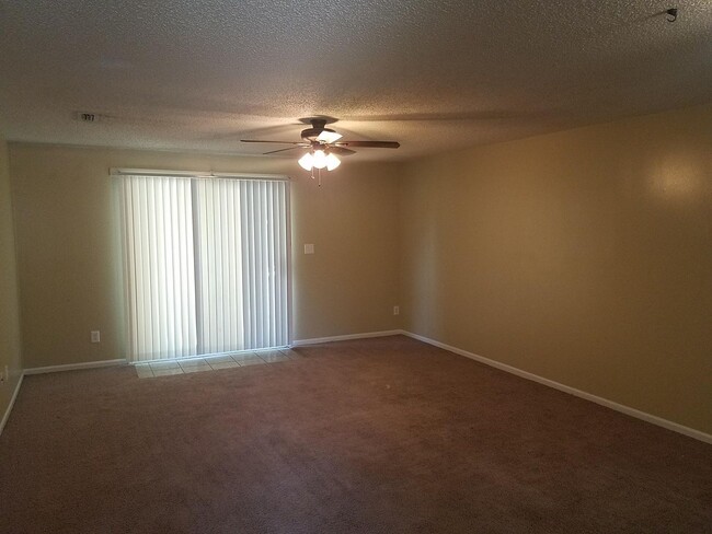Foto del edificio - Cute 2BD/1BA condo. Close to shopping cent...