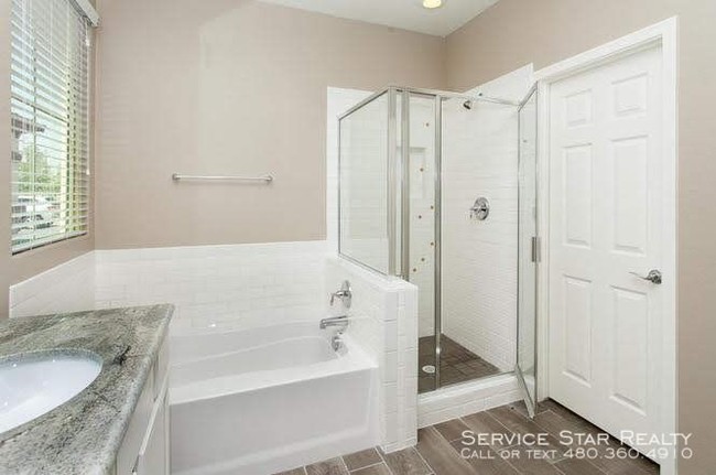 Building Photo - Beautiful Newer 4 Bed 2.5 Bath