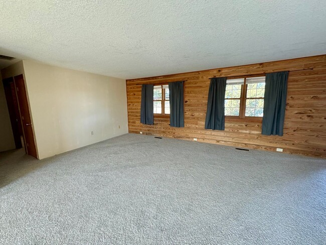 Building Photo - 3BR 2BA Private Oasis on Acreage in Terreb...