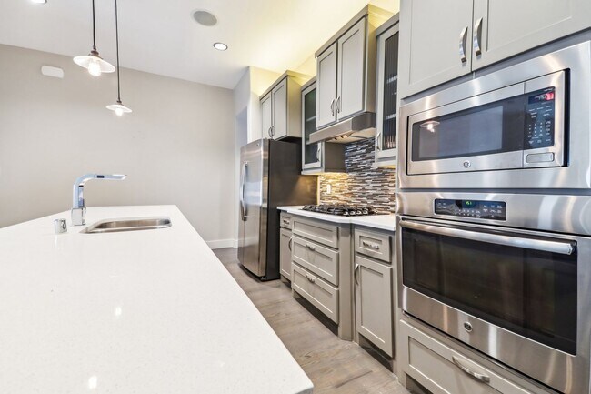 Building Photo - 2 Bedroom Townhome in Dallas