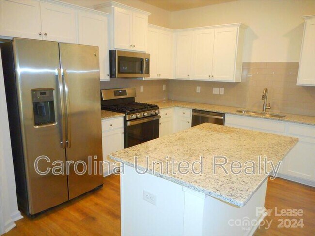 Building Photo - 2837 Aubrey St