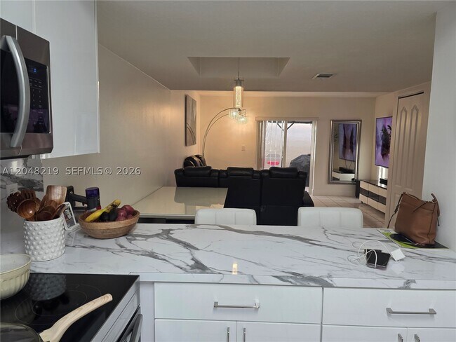 Building Photo - 523 W 68th St