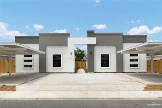 Building Photo - 21 Acacia St