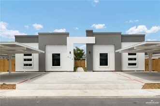 Building Photo - 21 Acacia St