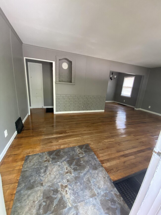 Building Photo - 338 Moss Ave