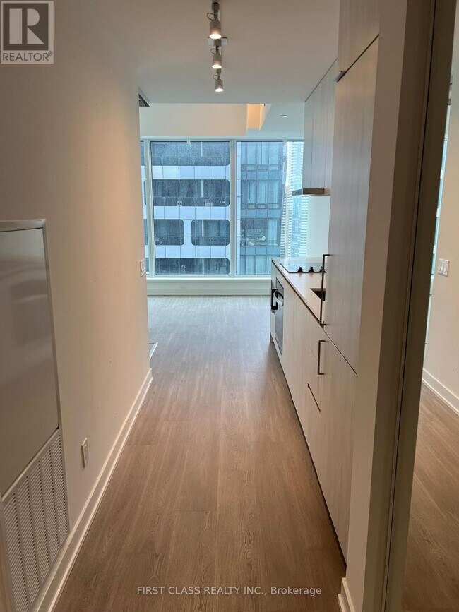 Photo du bâtiment - 8-4608 Wellesley St W