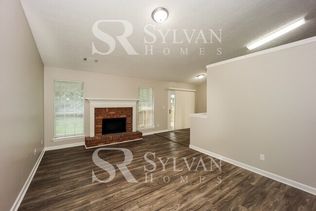 Building Photo - Feel right at home in this charming 3 bedr...