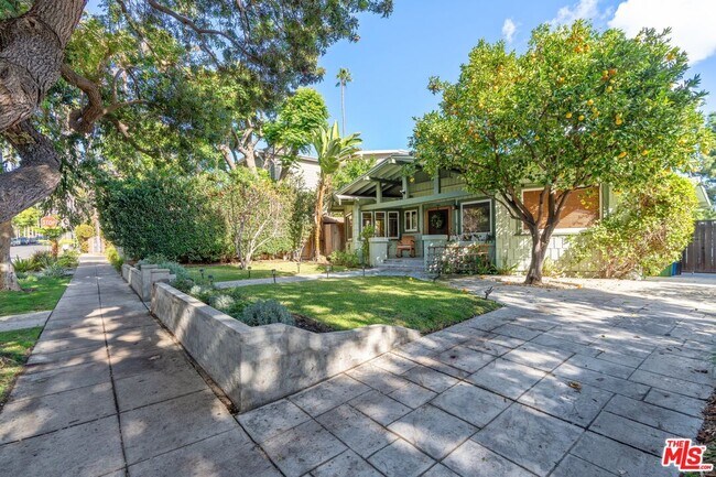 Building Photo - 1550 N Sierra Bonita Ave
