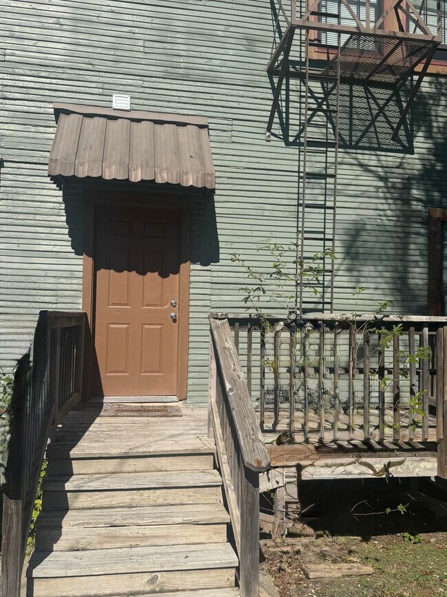 Foto del edificio - ***Price Reduction AND $500.00 off deposit***  1/1 with a private entrance & deck located on the ...