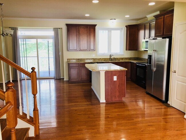 Foto del edificio - 4 bed/3.5 bath Townhouse in Suncrest Village - 6/04/2026
