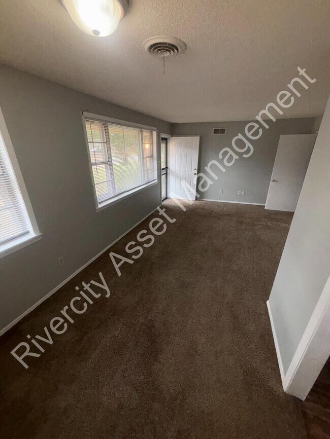 Building Photo - This Beautiful 4-Bed 2-Full Bath Home is Ready for Move In!!!! SECTION 8 WELCOMED