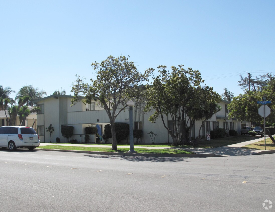 Building Photo - 300 E Bennett Ave