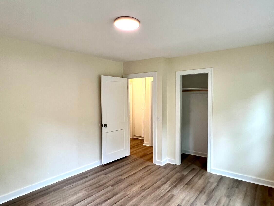 Building Photo - 1521 E Sullenberger Ave