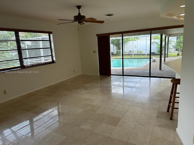 Foto del edificio - 8491 Gatehouse Rd