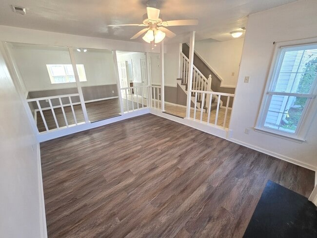 Building Photo - STUNNING TWO STORY 3 BEDROOM/ 2.5 BATH TOW...