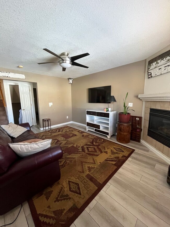 Foto del edificio - Adorable 3 story, 3BR/3.5BA Townhome w/ de...