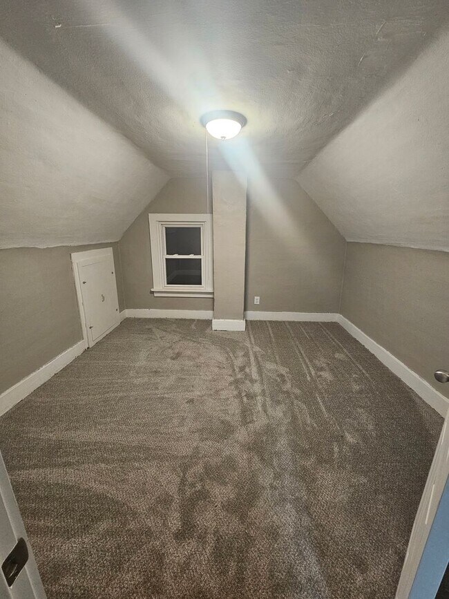 Building Photo - 3 Bedroom Single Family - Brand new renova...