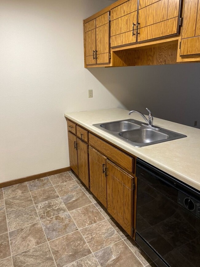 Building Photo - M&amp;M Apartments