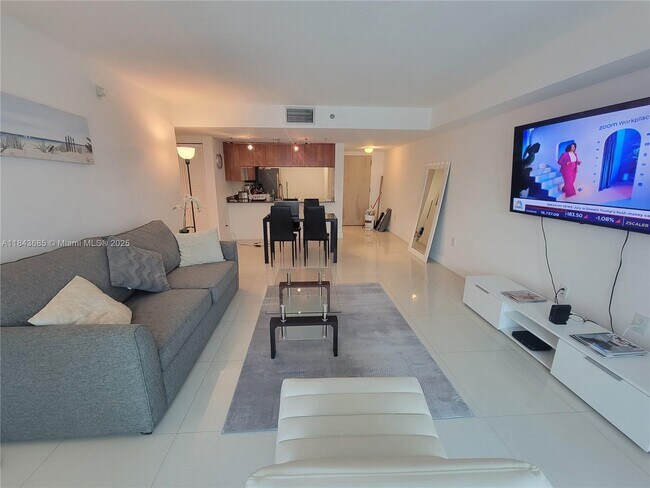 Building Photo - 1200 Brickell Bay Dr