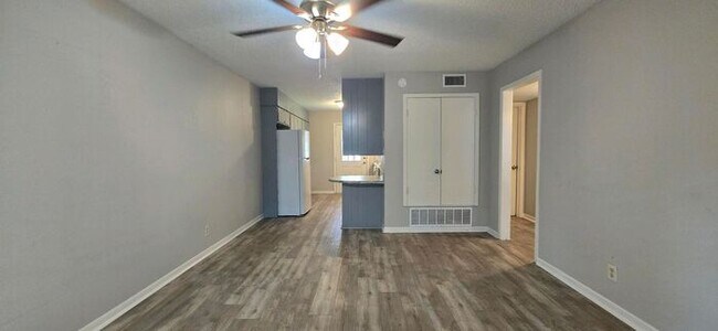 Foto del edificio - Available Now! Updated, Downstairs 2 Bedro...