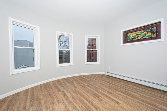Foto del edificio - Remodeled 3 bedroom 1 bath 3rd floor.