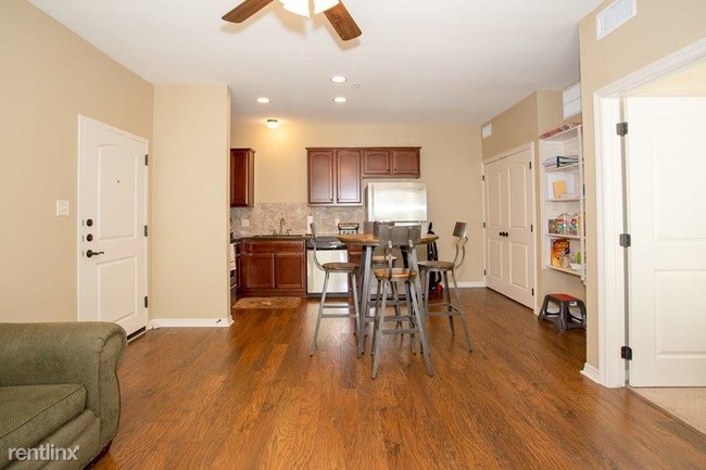 habitación pequeña 1 - sala de estar hacia la cocina - Broadstone Ranch at Wolf Pen Creek