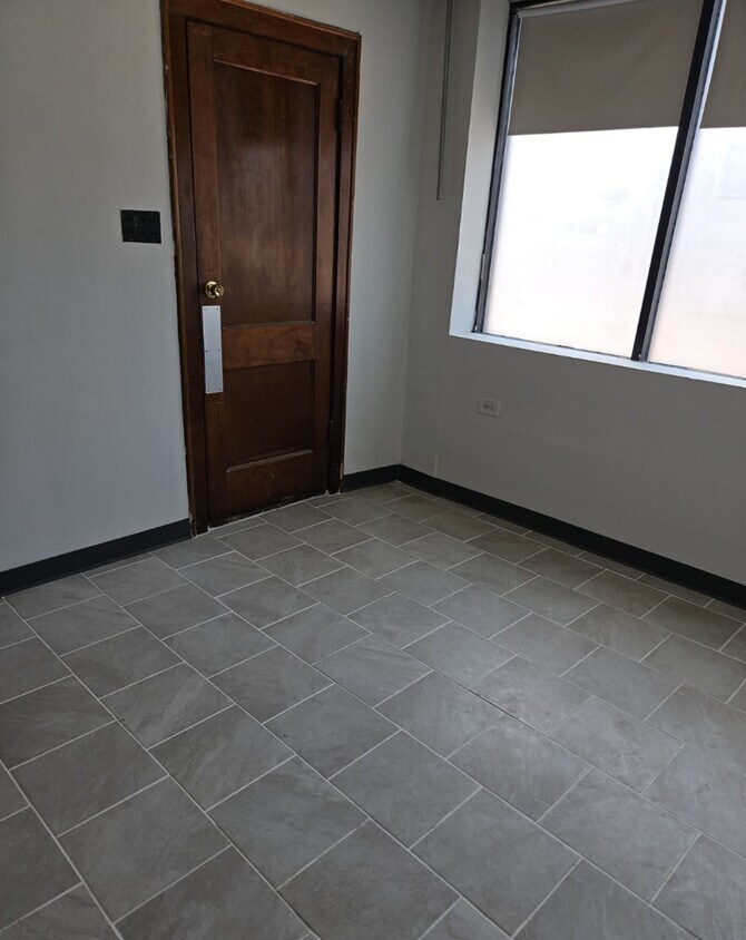 Foto del edificio - 6217 N Milwaukee Ave