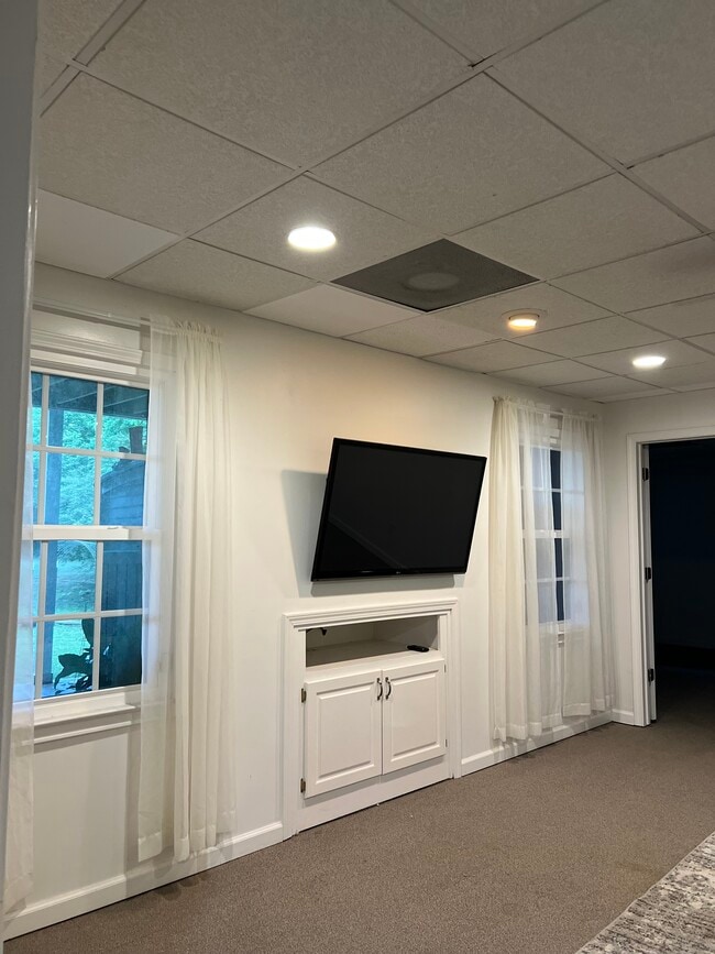 Building Photo - 235 Northcrest Dr