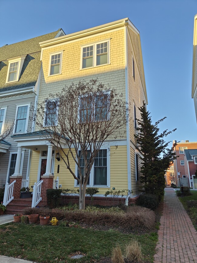 Building Photo - 716 Diamond Ave
