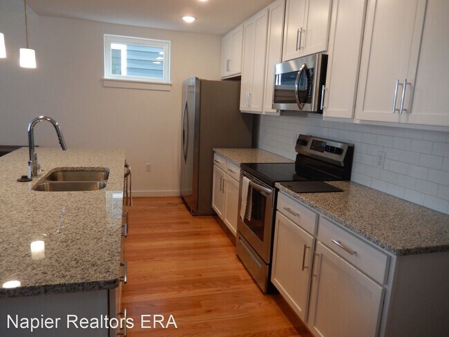 Building Photo - 3 br, 2.5 bath House - 1205 B Bainbridge St