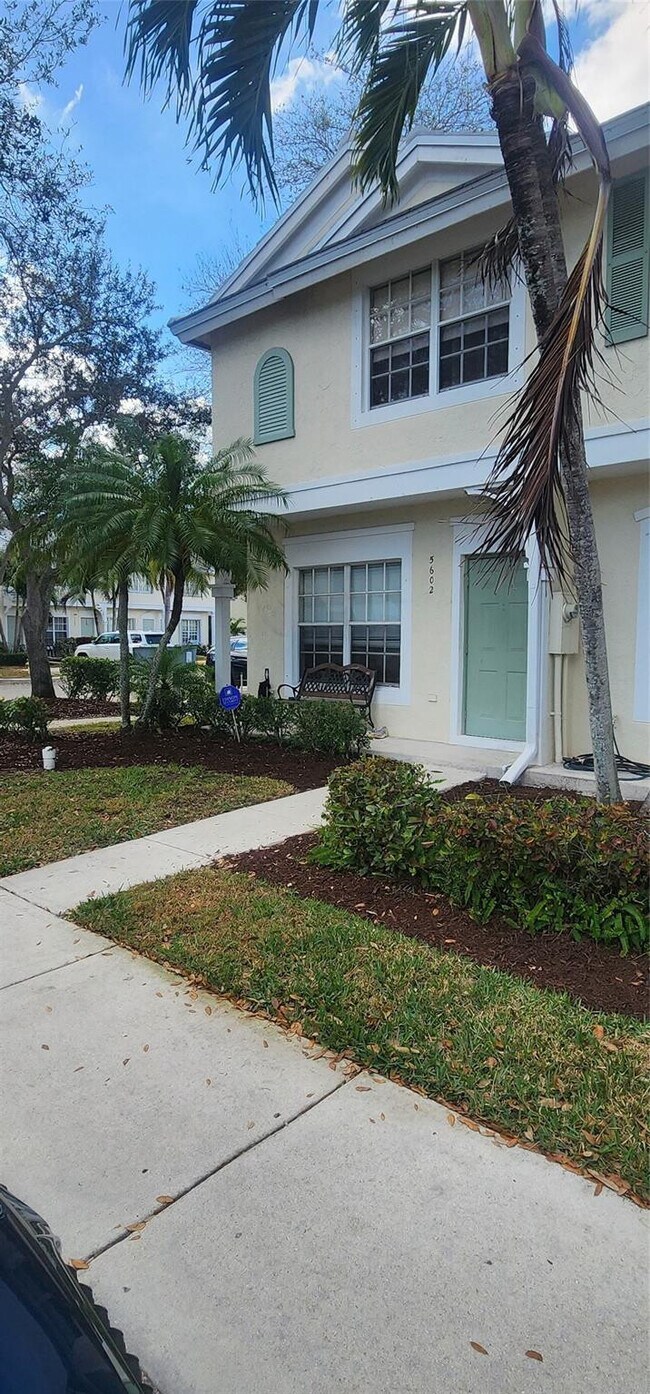 Foto del edificio - 5602 NW 99th Way
