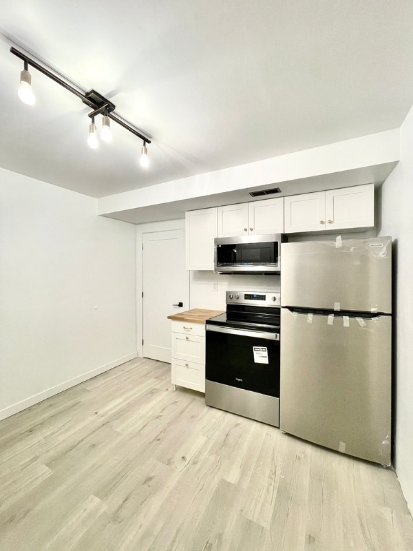 Building Photo - 2133 Sperling Av