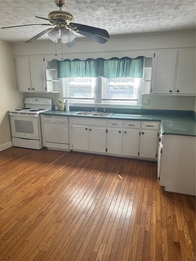 Building Photo - 122 Cedar St