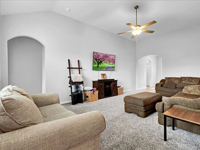 Building Photo - Move in ready! 3-bed 2-bath 1600+ sqft hom...