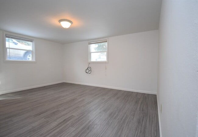 Building Photo - Great location, two blocks south of downto...