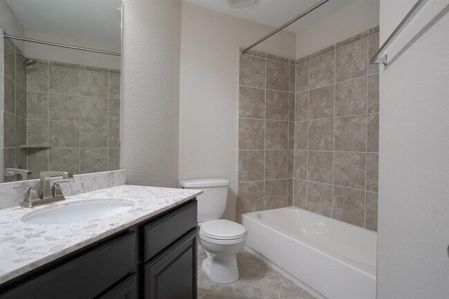 Foto del edificio - 7818 Lake Commons Dr