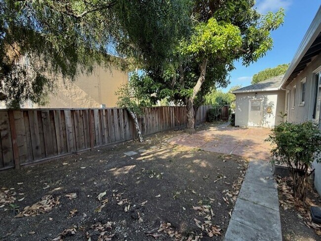 Foto del edificio - Single level 3 bedroom, 1 bath home with new flooring and paint - available now!