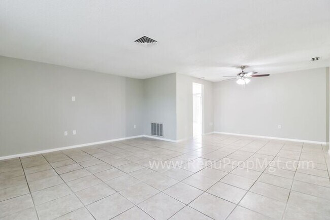 Foto del edificio - AVAILABLE NOW
