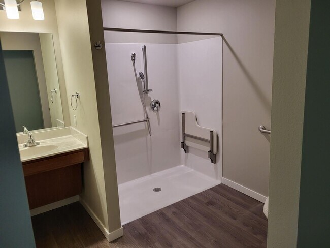 Baño - Woodside Prairie Apartments and Townhomes