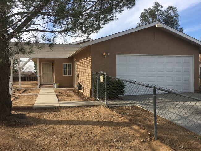 Frente de la propiedad - 15756 Meseta Rd